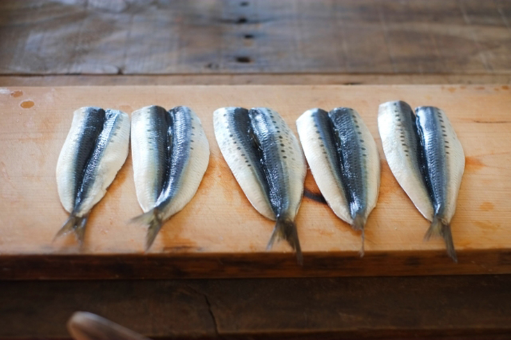 イワシの手開きの方法を解説！実は簡単にできちゃう手でのさばき方！