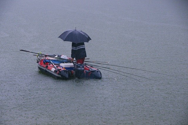 雨の日は釣りするべきではない？天気が釣果に及ぼす影響を解説！